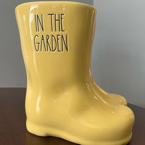 Rae Dunn in the garden pot/ planter